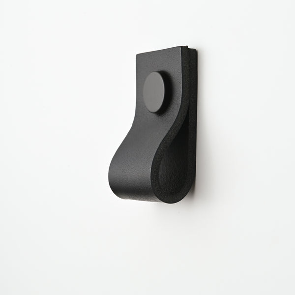 black wide small straight leather drawer pulls, leather cabinet pulls, leather pulls, Ledergriffe, poignees cuir