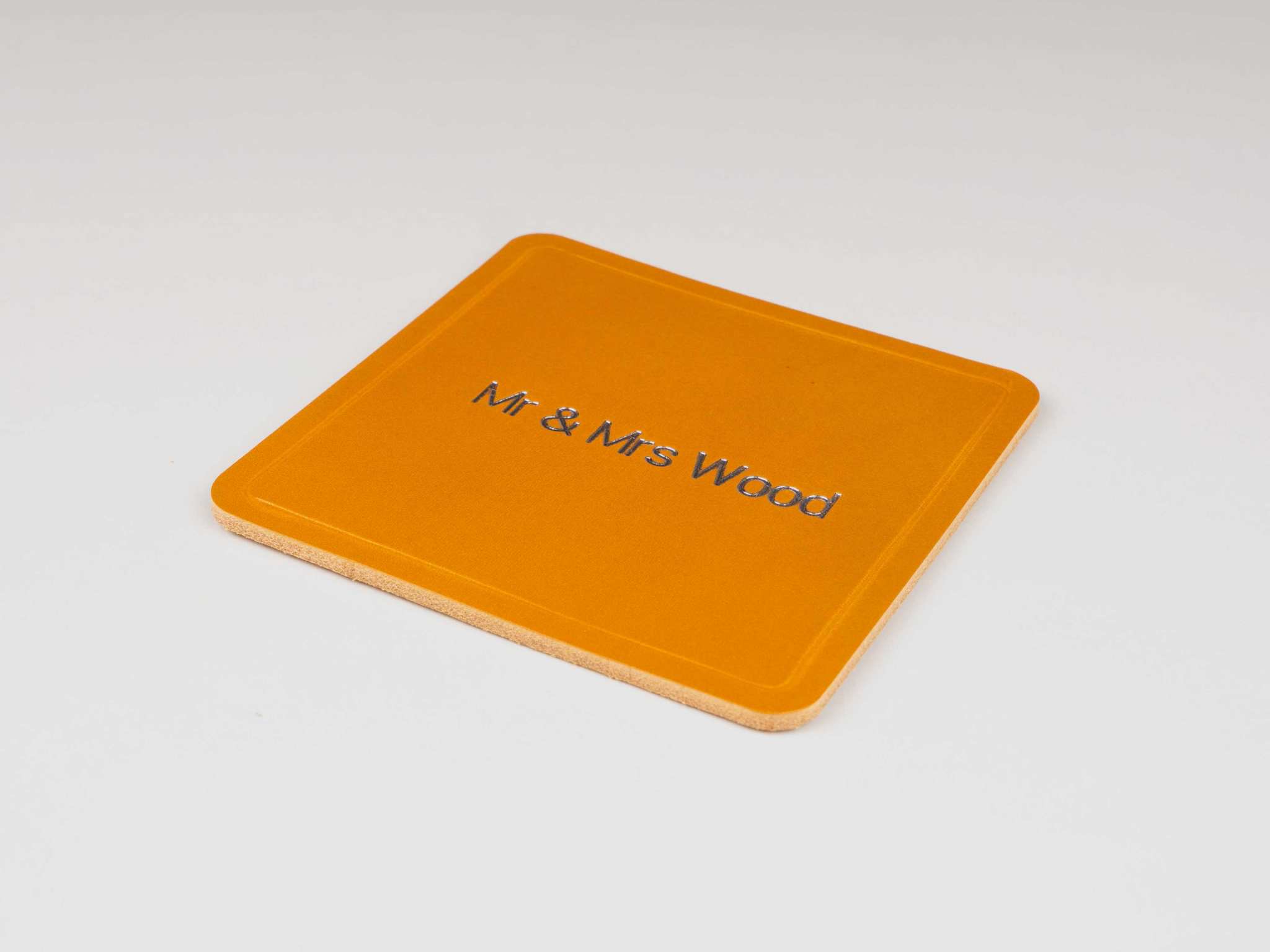 Vierkante gepersonaliseerde onderzetter van hoogwaardig Italiaans leer met gegraveerde tekst Mr & Mrs Wood