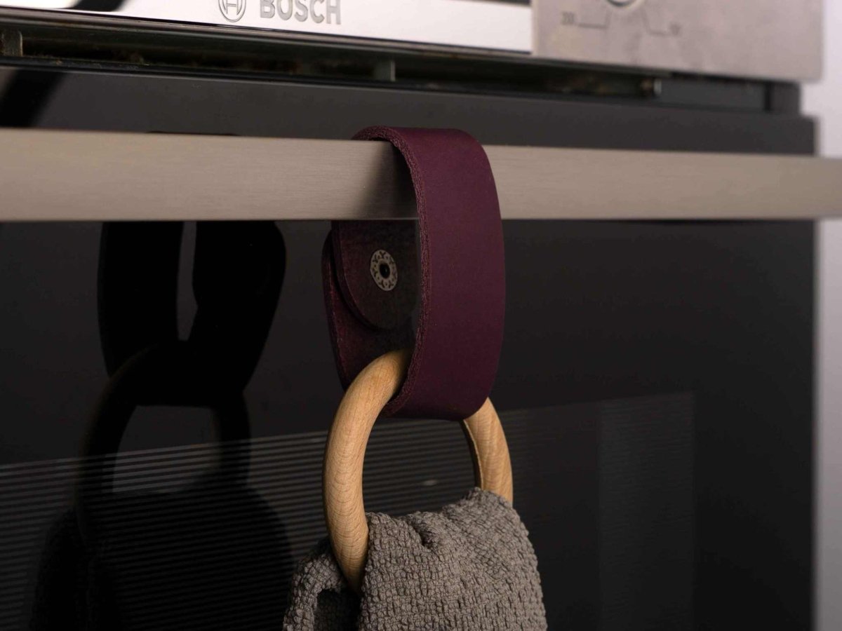 Ofenhandtuchhalterring aus violettem Leder