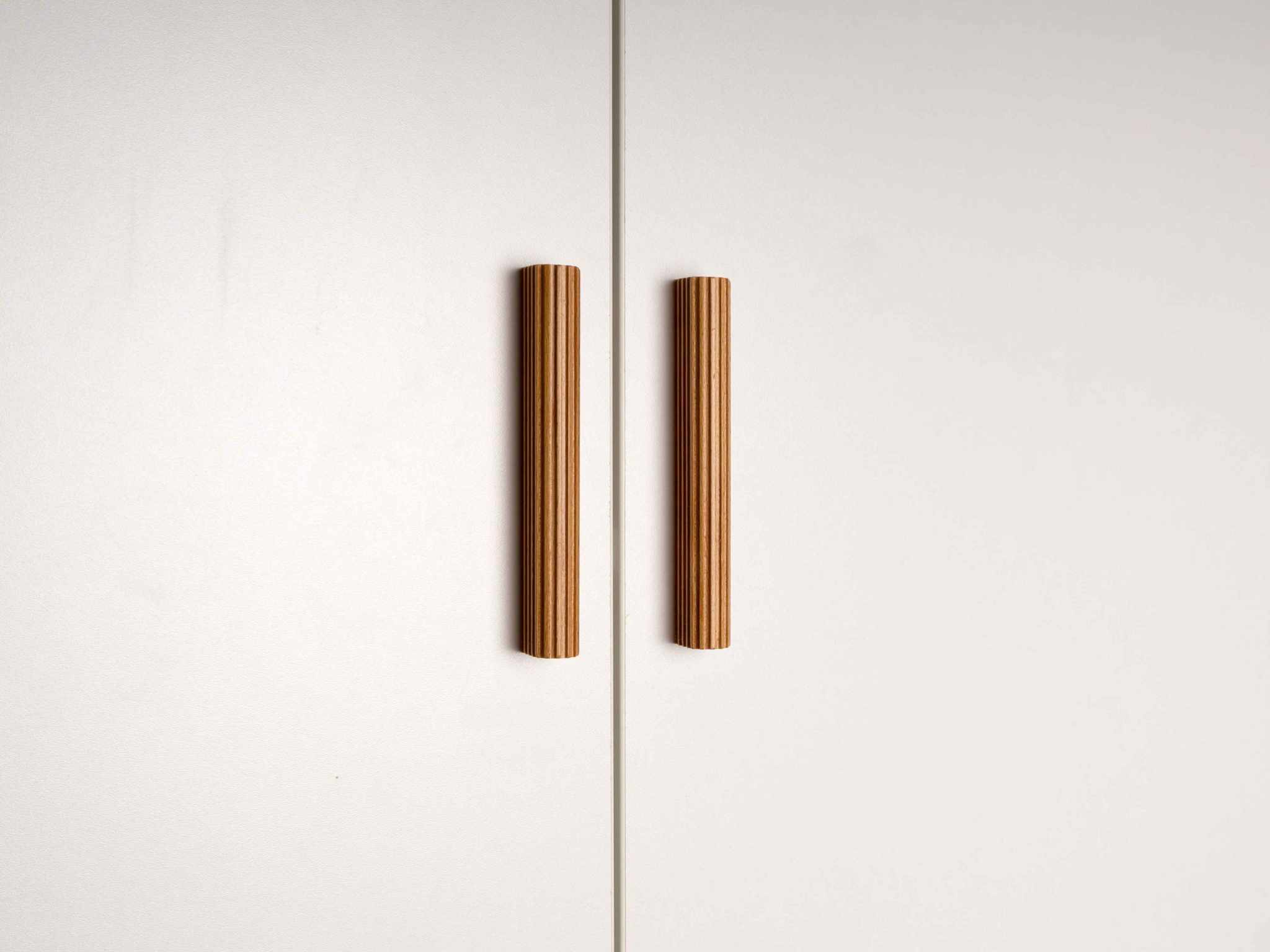 twee-lijns houten geribbelde deurknoppen