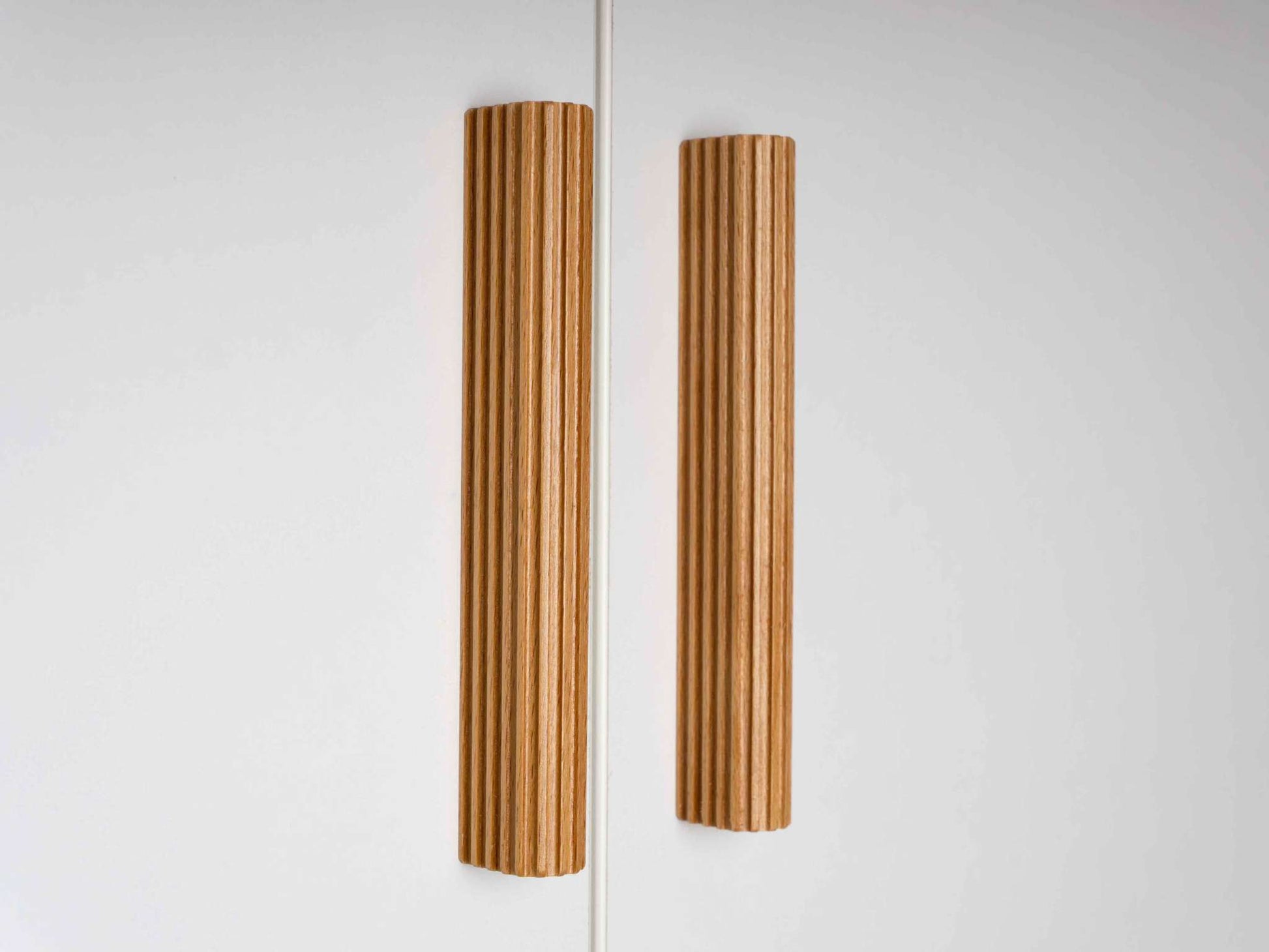 twee-lijns houten geribbelde deurknoppen