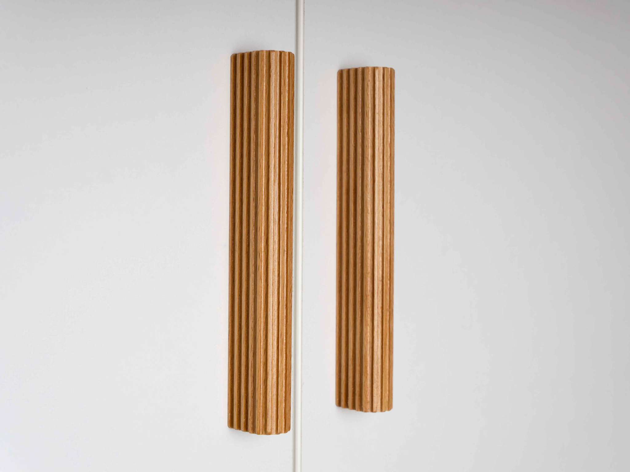 twee-lijns houten geribbelde deurknoppen