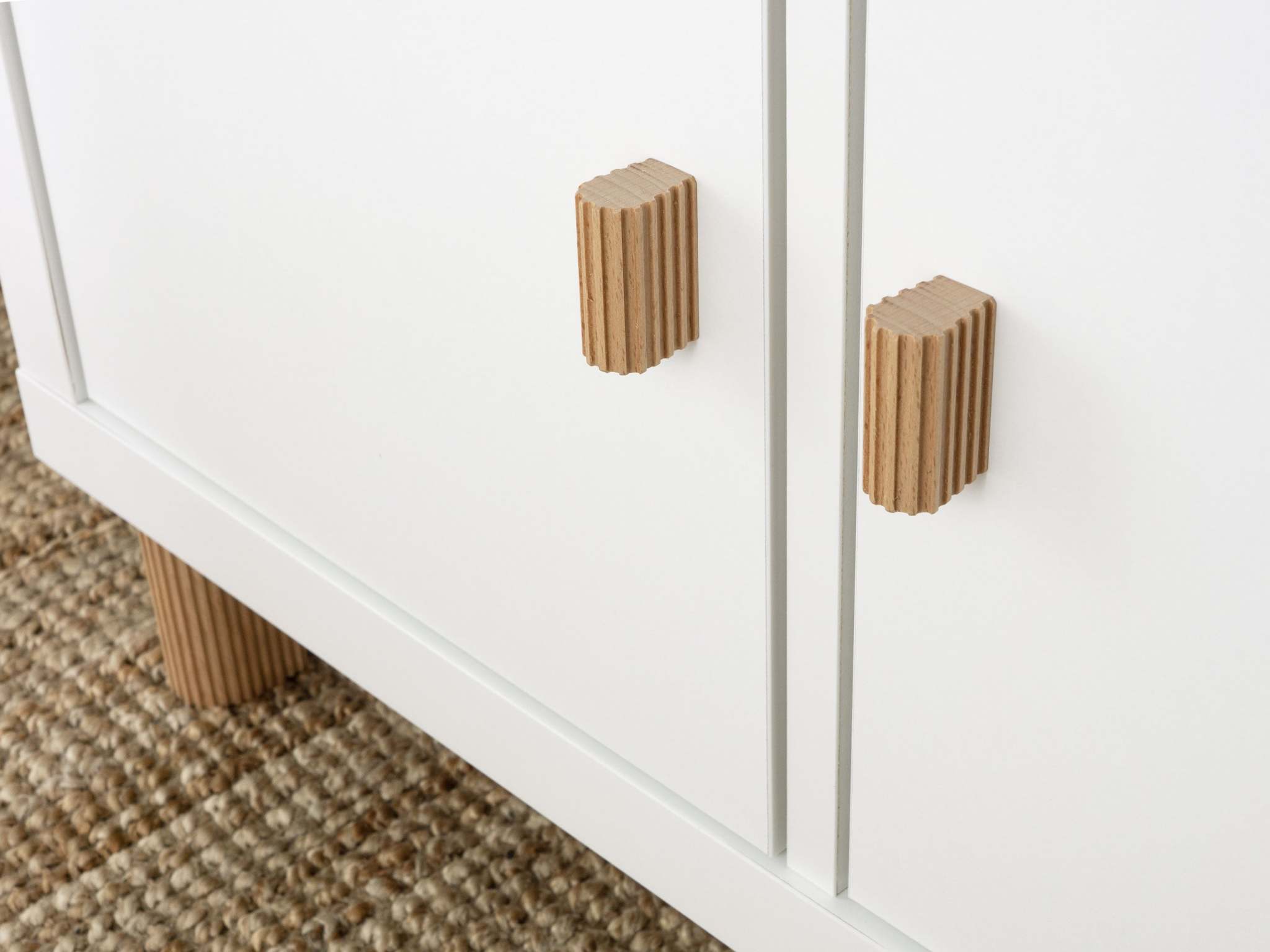 Ikea Kallax met deurinsert met houten kastknopjes met een geribbeld ontwerp op Ikea Kallax met deurinsert