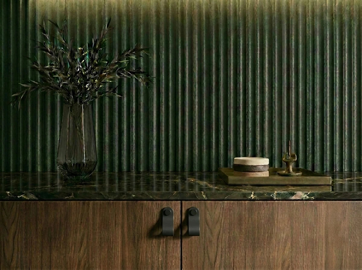 Schwarze Ledergriffe an einem modernen Schrank im Mid-Century-Stil, Rowzec Design