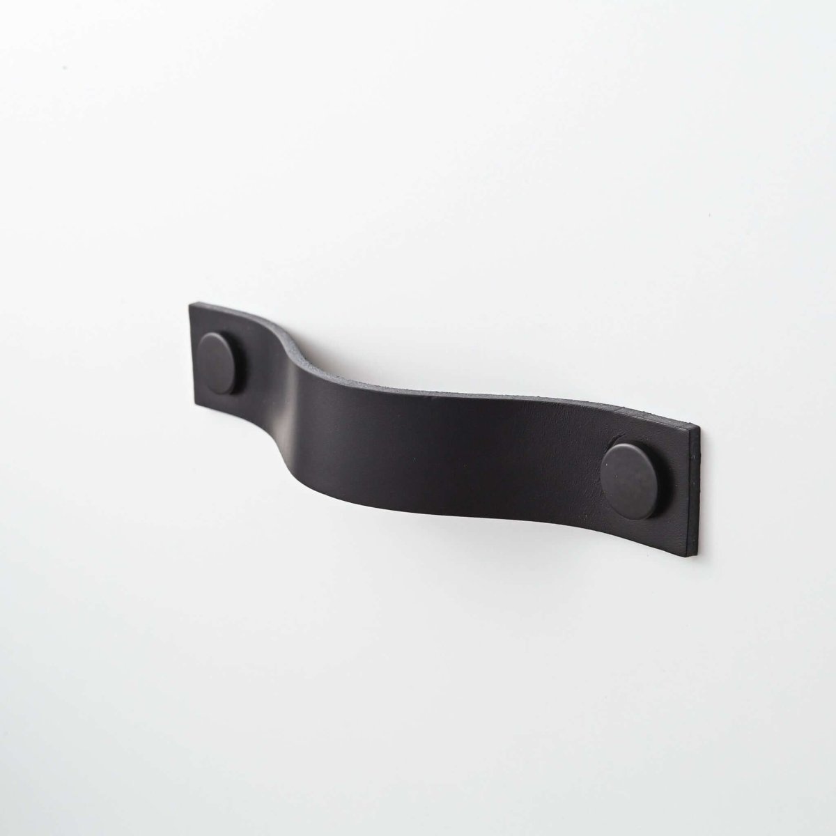 black small straight handle leather drawer pulls, leather cabinet pulls, leather pulls, Ledergriffe, poignees cuir