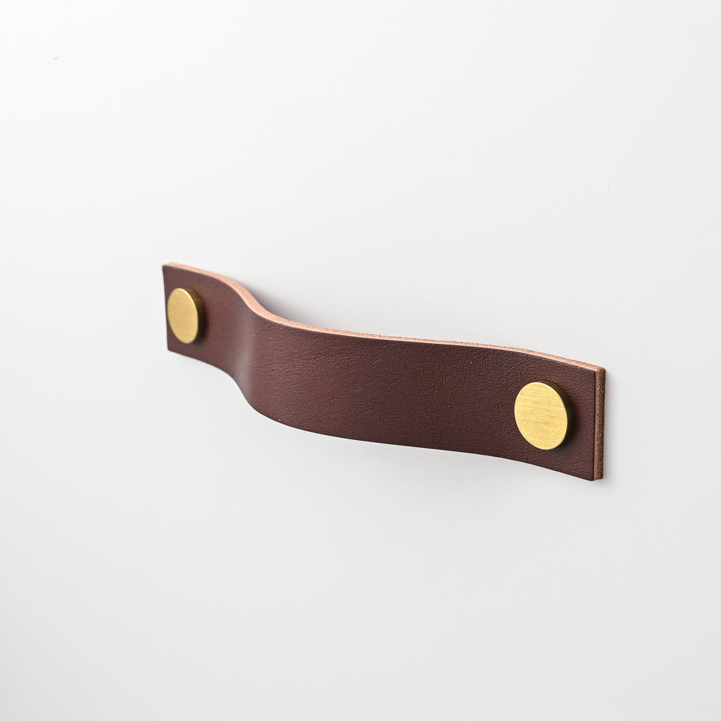 https://rowzecdesign.com/cdn/shop/files/chestnutsmallstraighthandleleatherdrawerpulls_leathercabinetpulls_leatherpulls_Ledergriffe_poigneescuir_f340db5b-abdf-437e-80f8-e213e9f8236e_1024x1024.jpg?v=1696617519