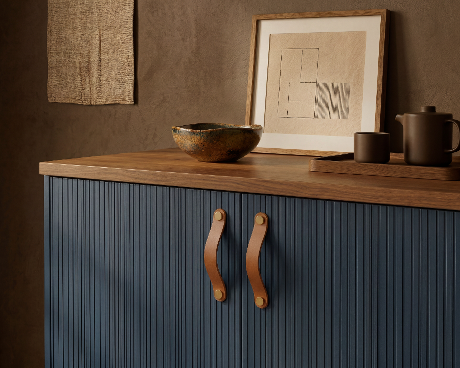 Cognacbraune Ledergriffe an einem Schrank im skandinavischen Stil mit blauen und Holzelementen, Rowzec Design