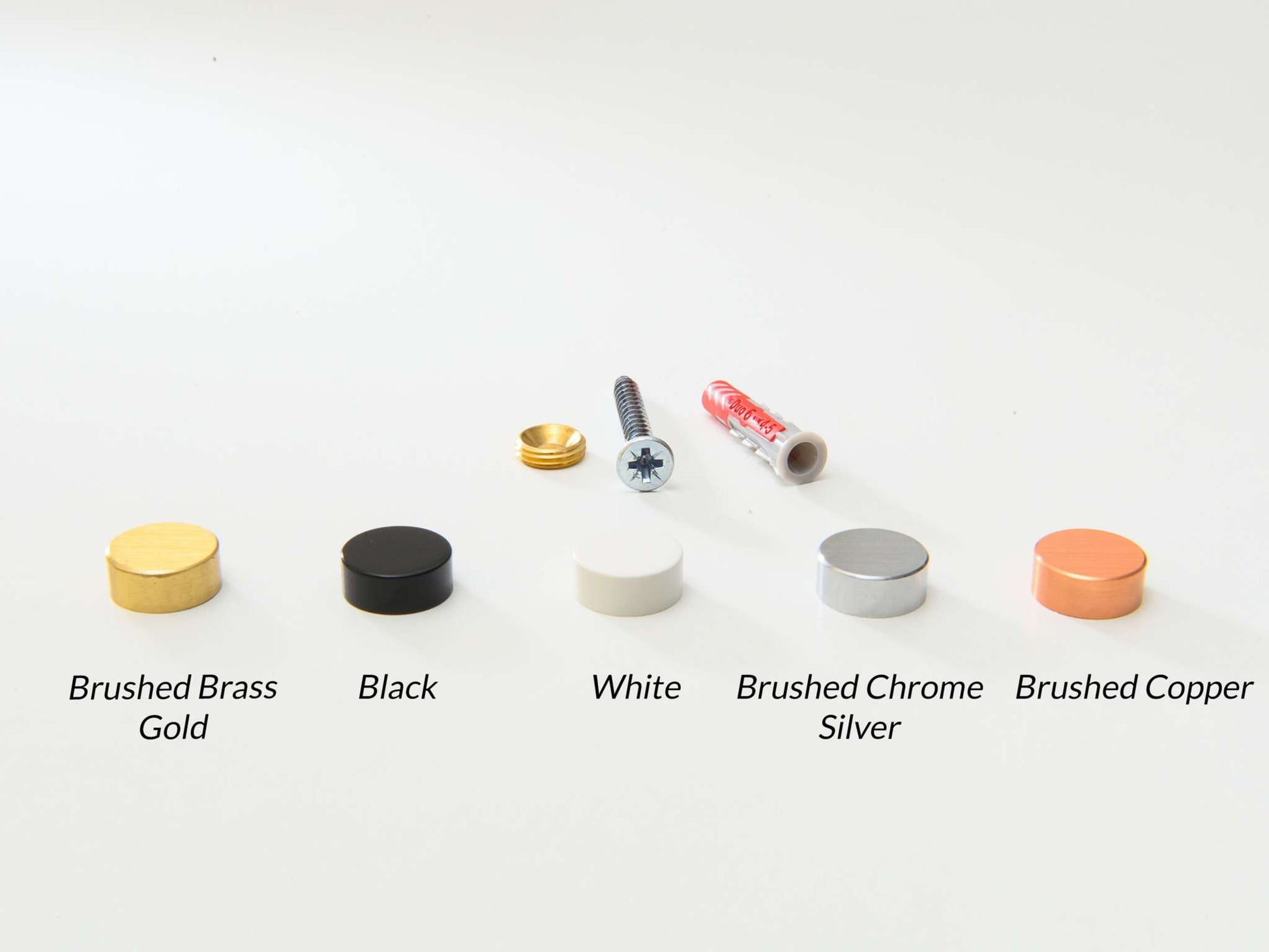 Set metalen knoppen in verschillende afwerkingen op een witte achtergrond