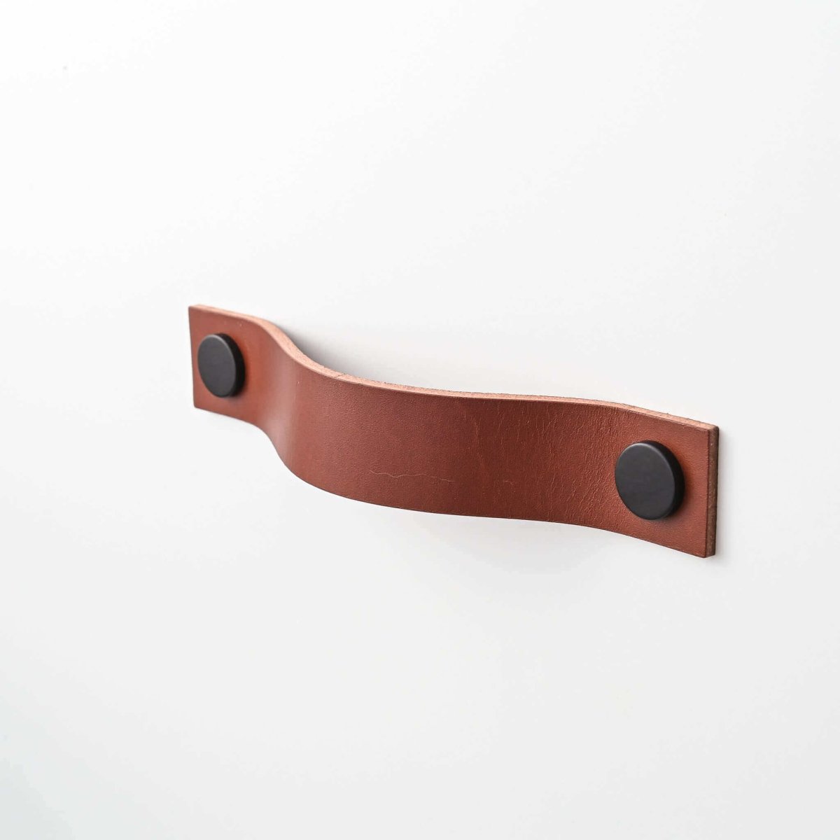 dark tan small straight handle leather drawer pulls, leather cabinet pulls, leather pulls, Ledergriffe, poignees cuir