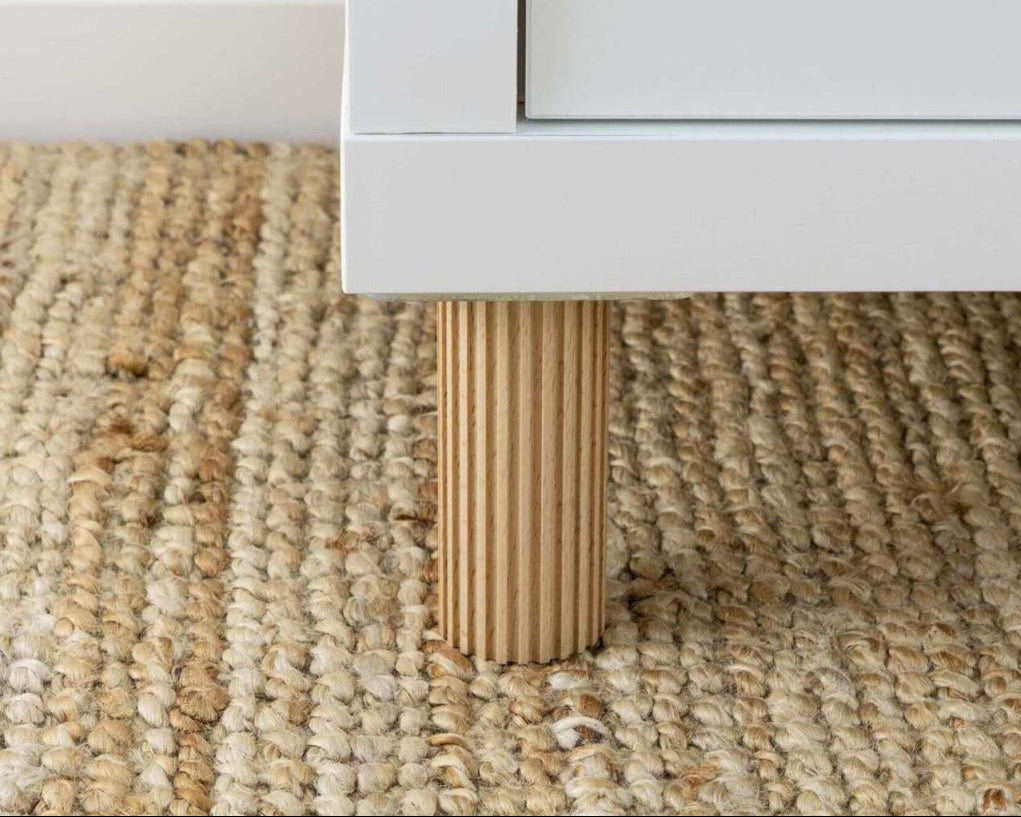 Pieds en bois cannelés pour meubles, design nervuré, installés sur Ikea Kallax