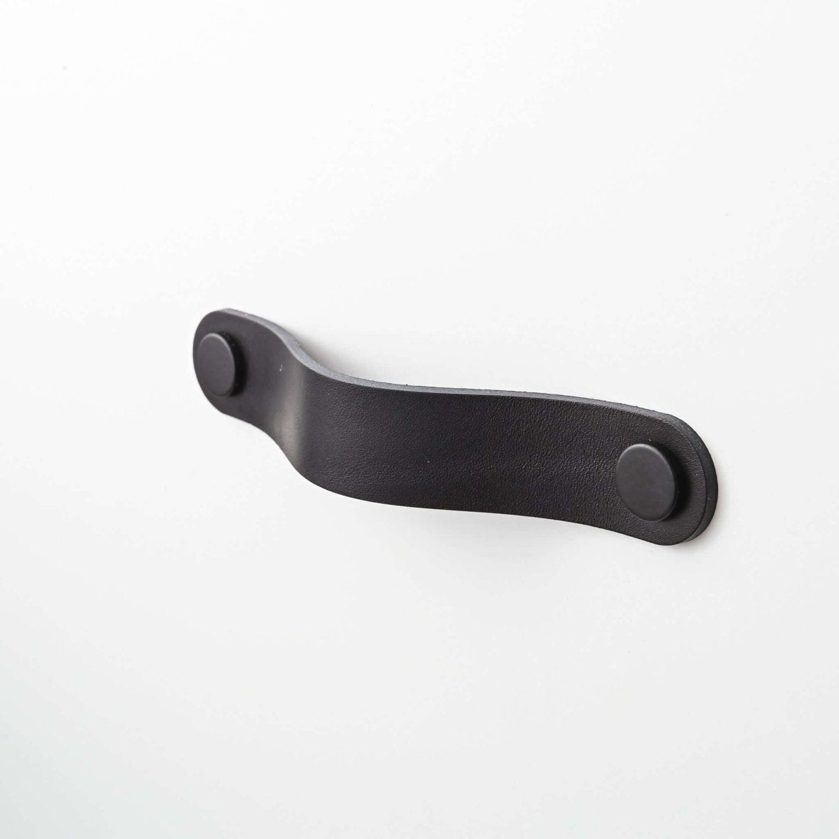 black rounded handle leather drawer pulls, leather cabinet pulls, leather pulls, Ledergriffe, poignees cuir