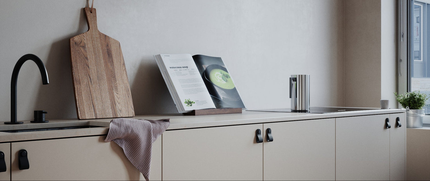 Comptoir de cuisine scandinave moderne avec poignées en cuir noir, design Rowzec