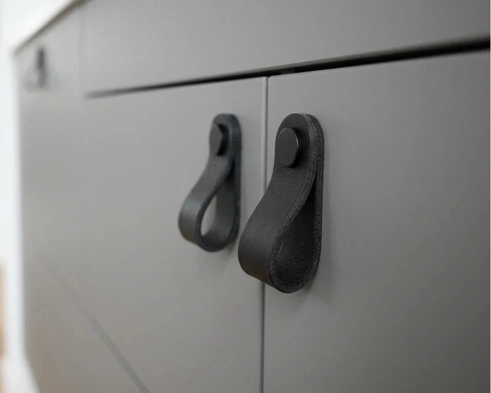 Minimalistischer Ledergriff für Möbel in verschiedenen Längen, handgefertigt aus hochwertigem italienischem Leder