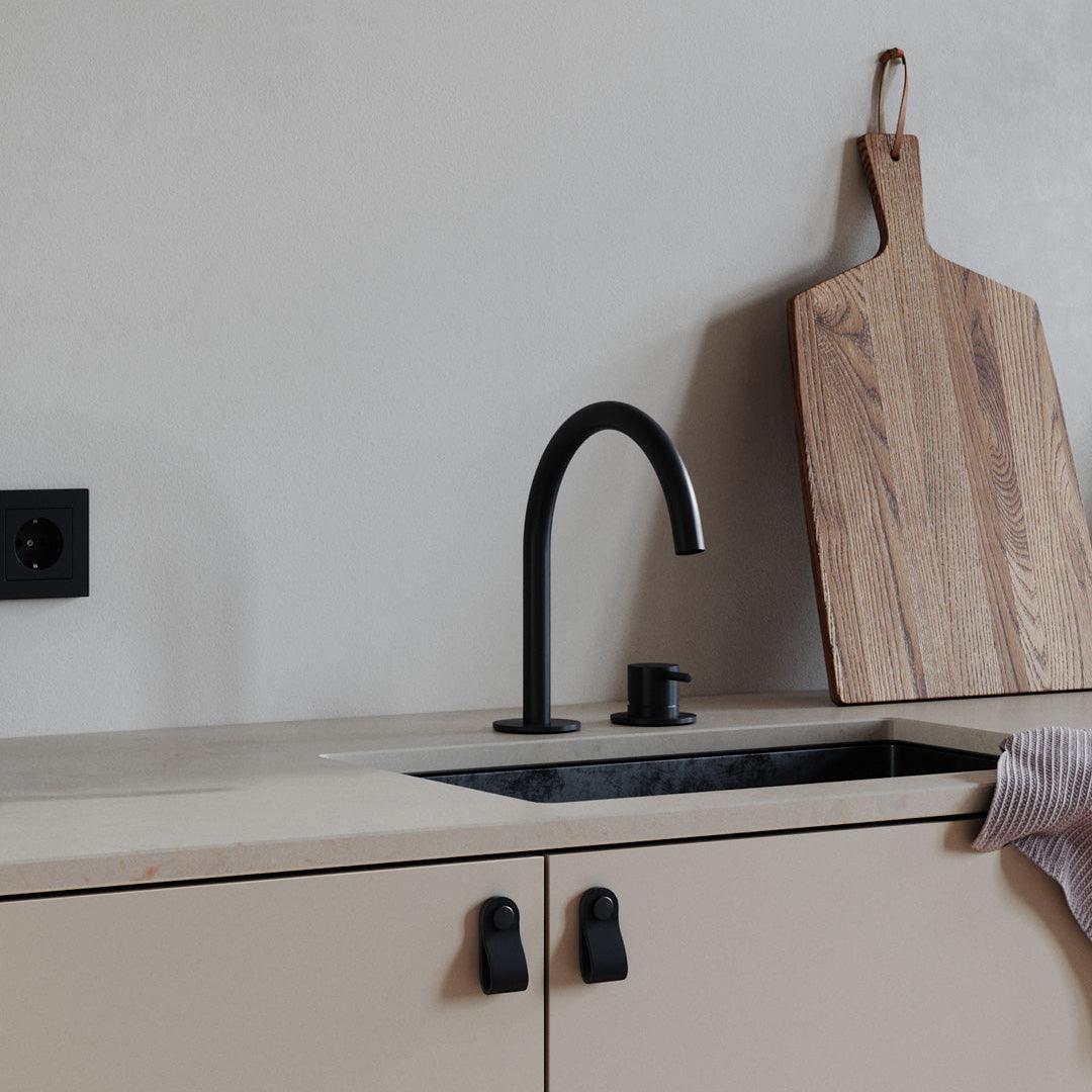Cuisine de style scandinave avec poignées en cuir noir, design Rowzec