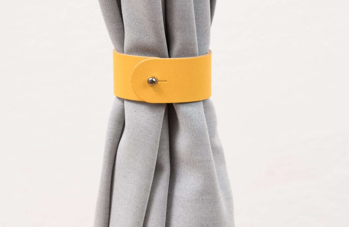 Curtain holdback