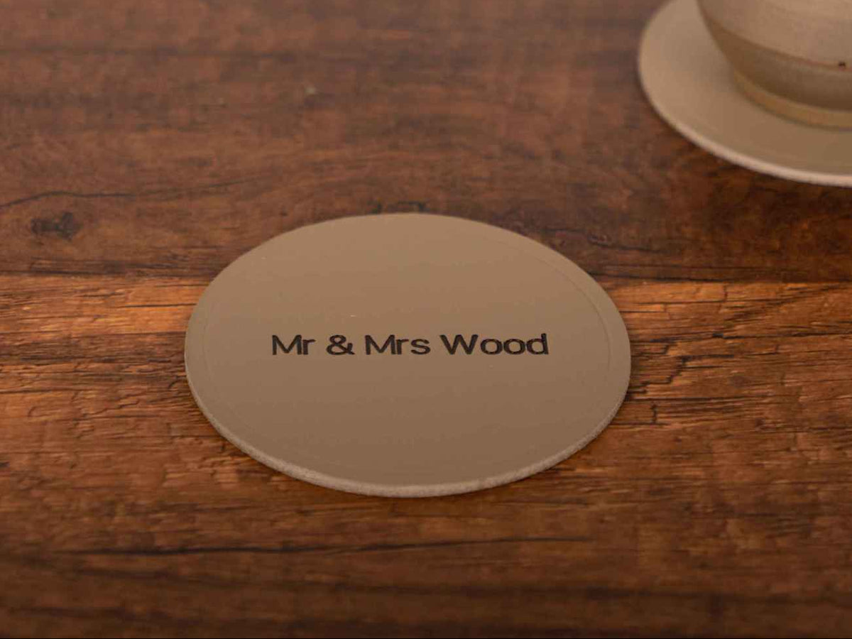 sous-verre en cuir personnalisé sur une table