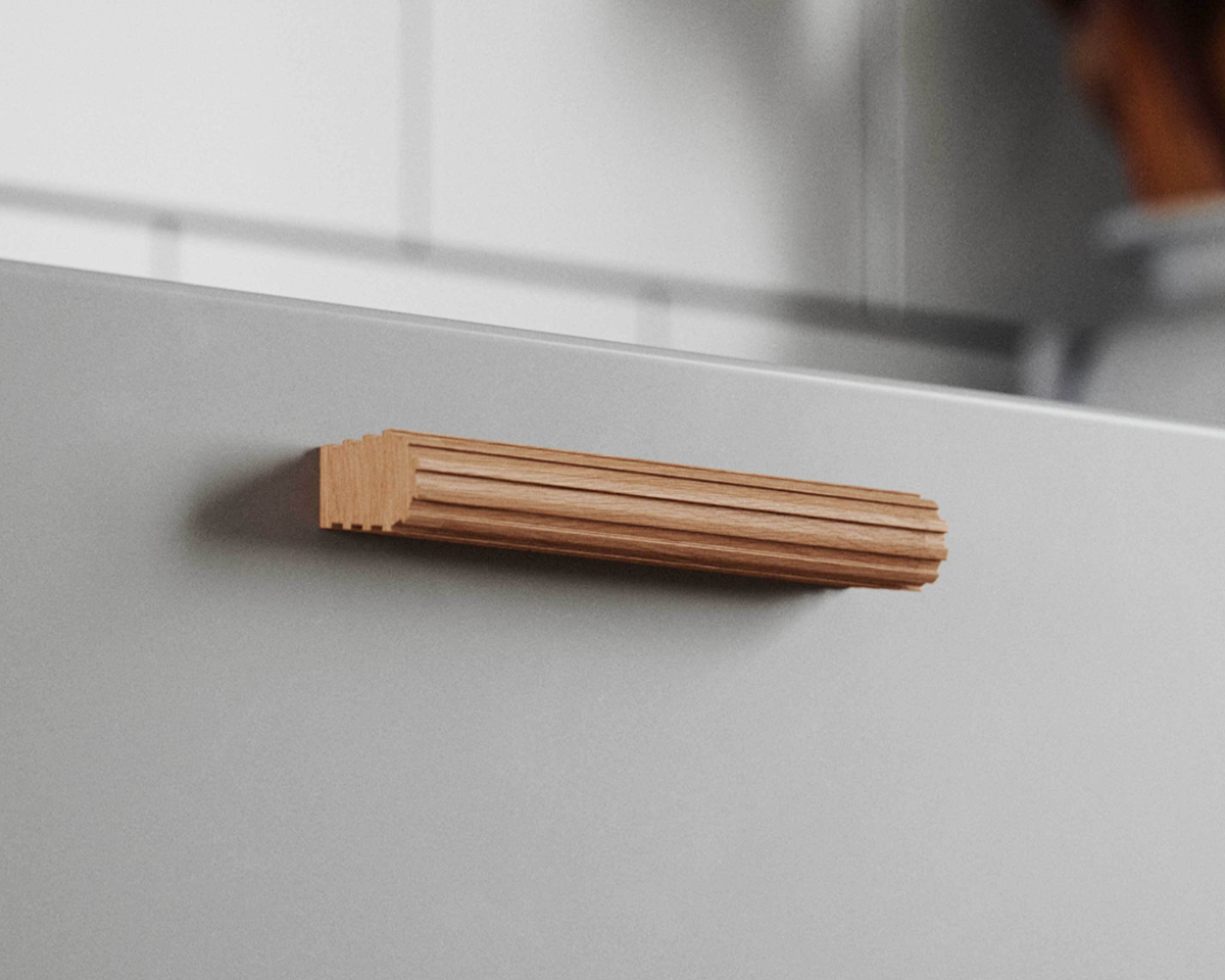 poignée minimaliste en bois pour portes et tiroirs de meubles