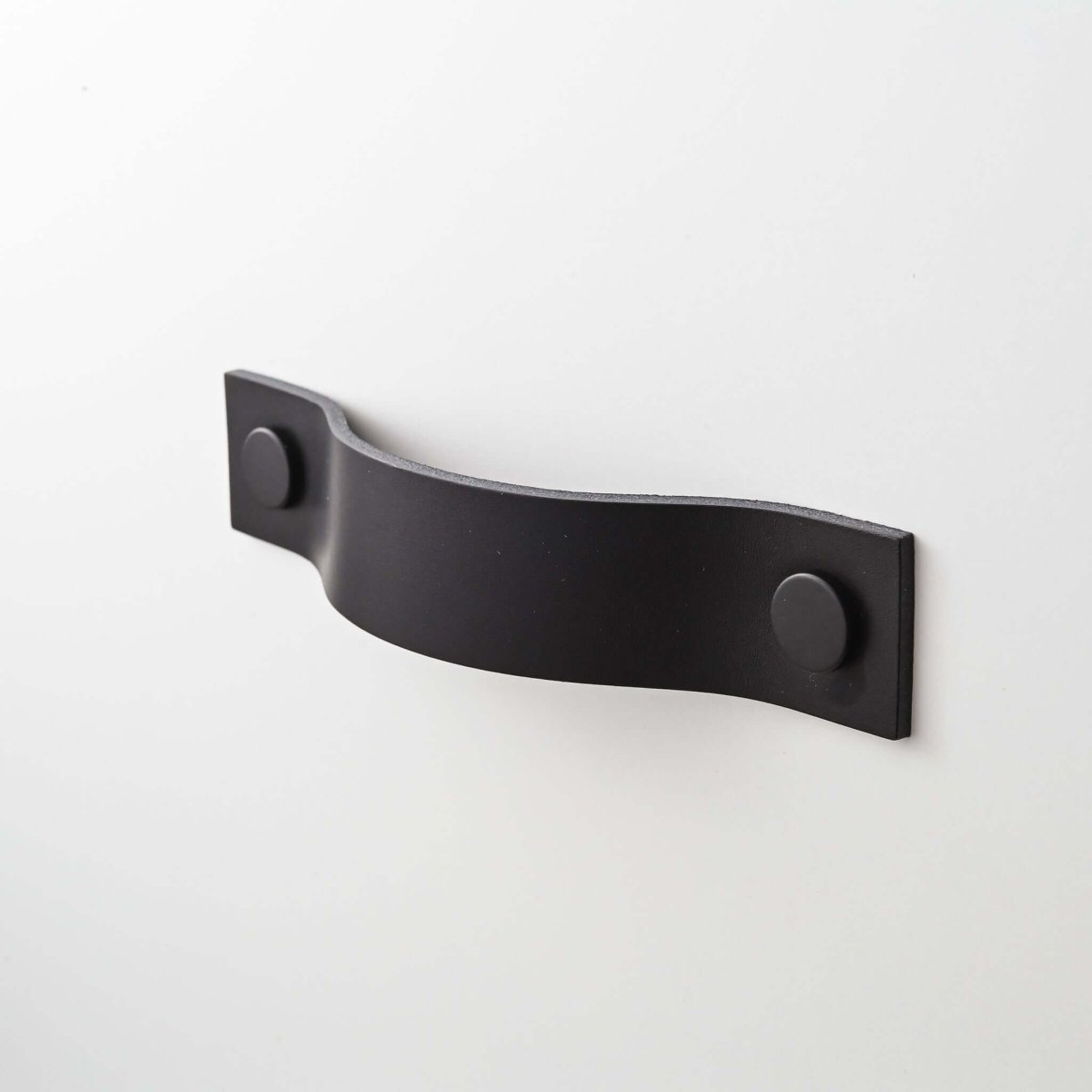 black large straight handle leather drawer pulls, leather cabinet pulls, leather pulls, Ledergriffe, poignees cuir