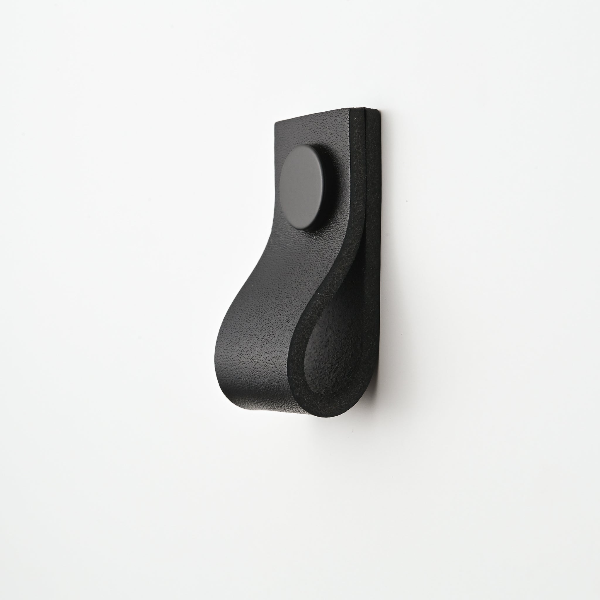 black thin small straight leather drawer pulls, leather cabinet pulls, leather pulls, Ledergriffe, poignees cuir