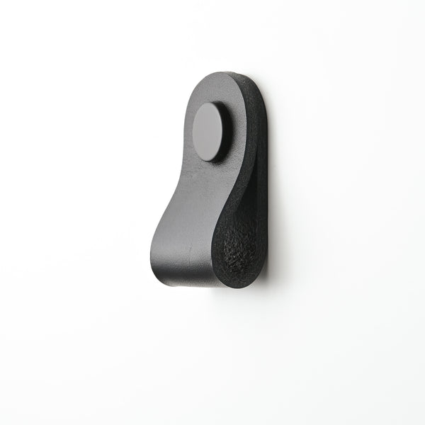black wide small rounded leather drawer pulls, leather cabinet pulls, leather pulls, Ledergriffe, poignees cuir