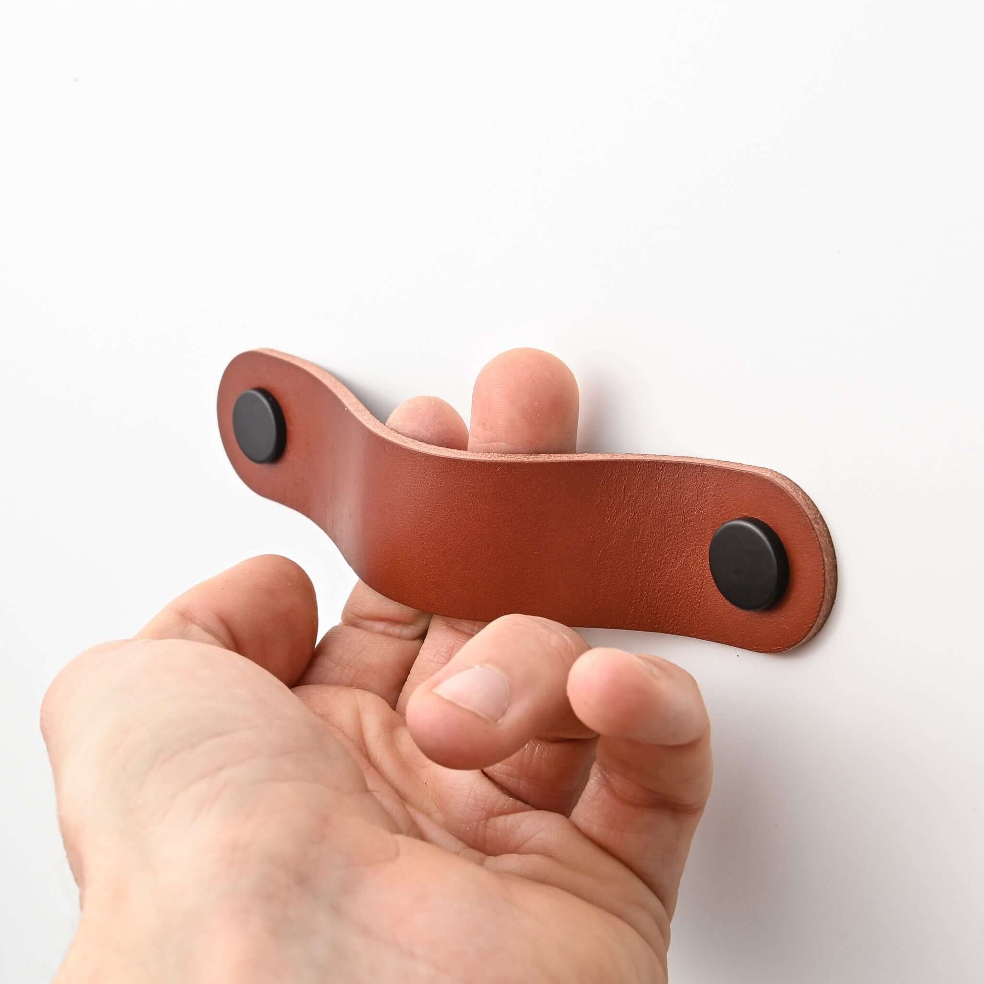 donkerbruine grote ronde handgrepen van leer voor lades, handgrepen van leer voor kasten, handgrepen van leer, Ledergriffe, poignees cuir