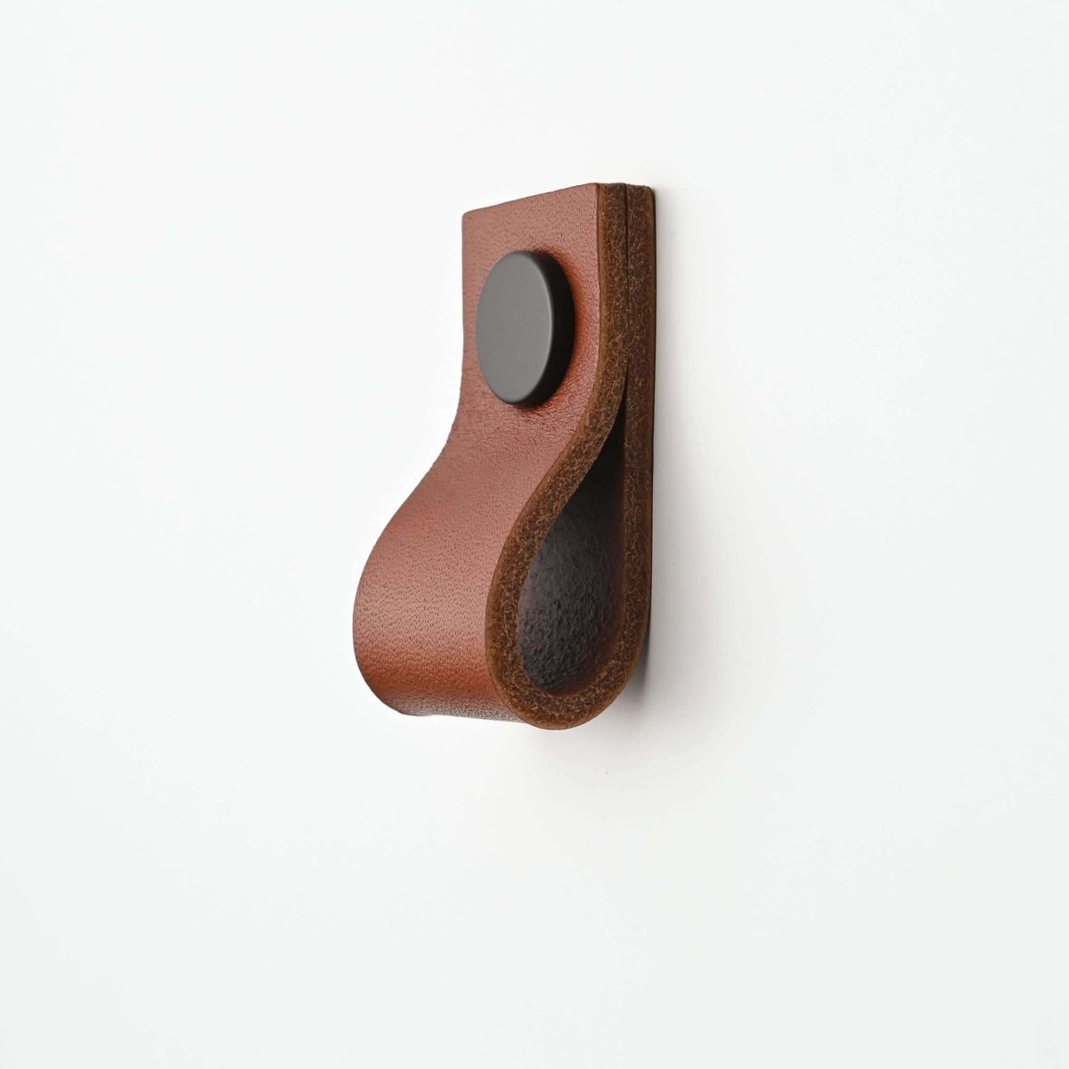 dark tan thin small straight leather drawer pulls, leather cabinet pulls, leather pulls, Ledergriffe, poignees cuir