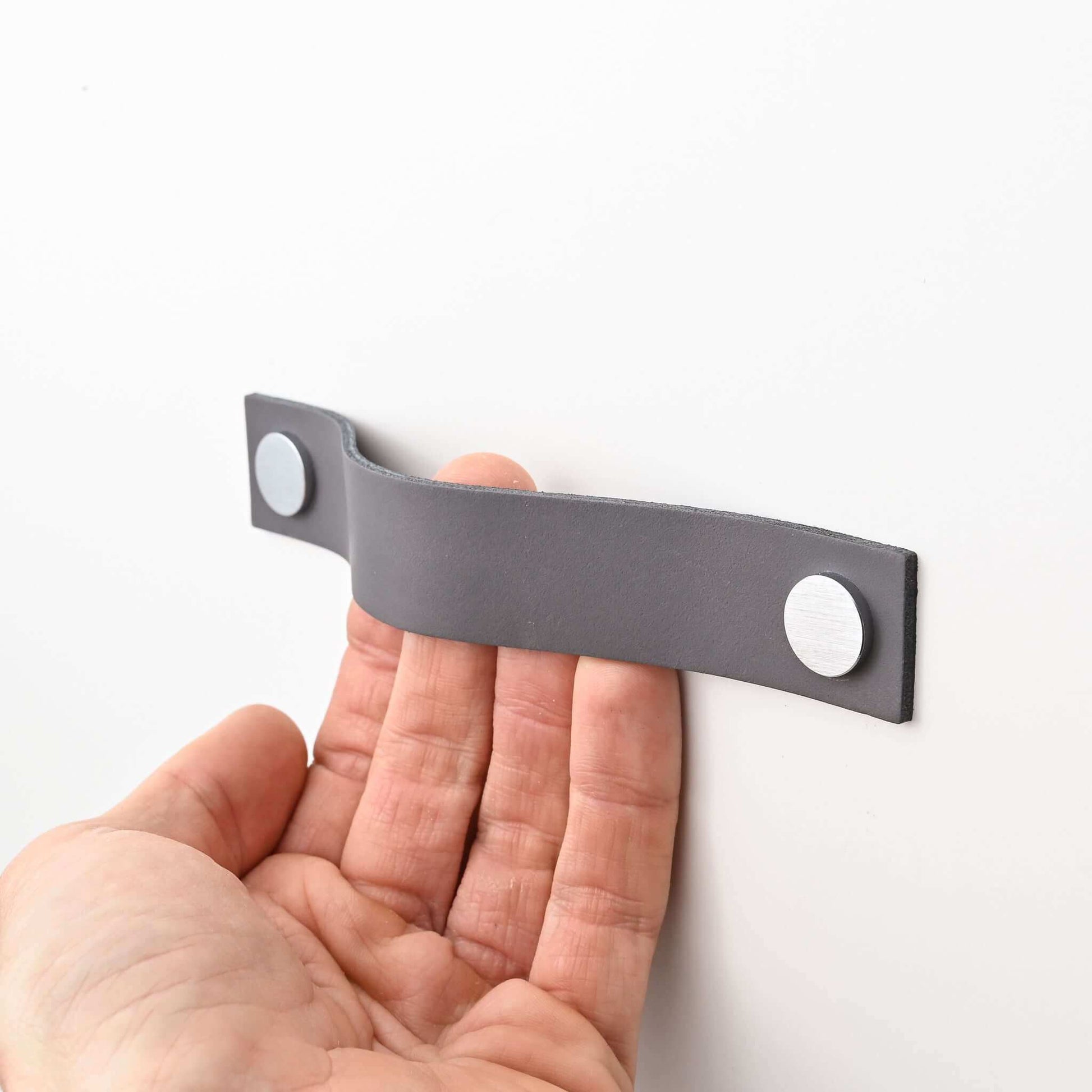 grijze grote rechte handgrepen van leer voor lades, handgrepen van leer voor kasten, handgrepen van leer, Ledergriffe, poignees cuir