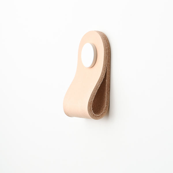 natural wide small rounded leather drawer pulls, leather cabinet pulls, leather pulls, Ledergriffe, poignees cuir