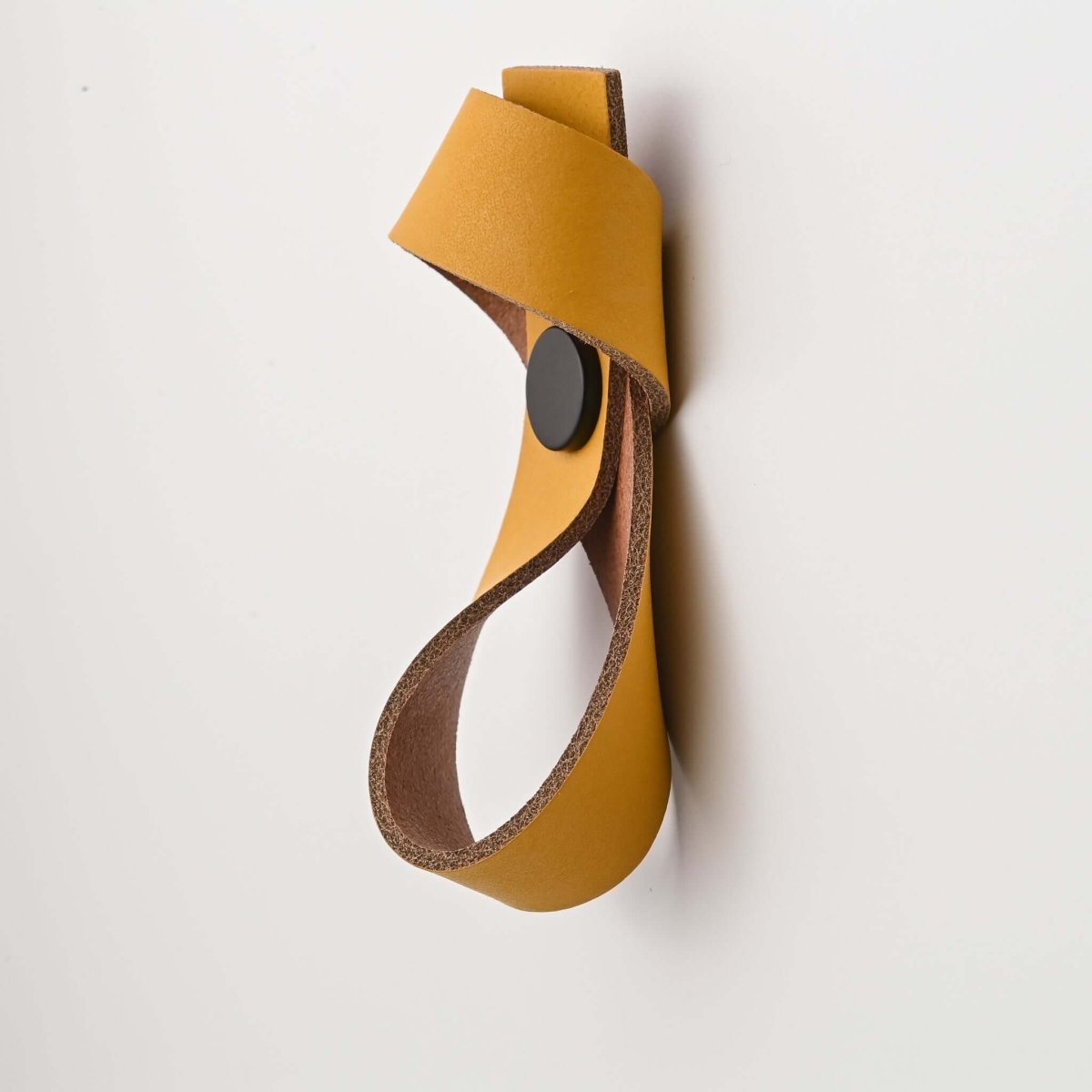 ochre ribbons leather drawer pulls, leather cabinet pulls, leather pulls, Ledergriffe, poignees cuir