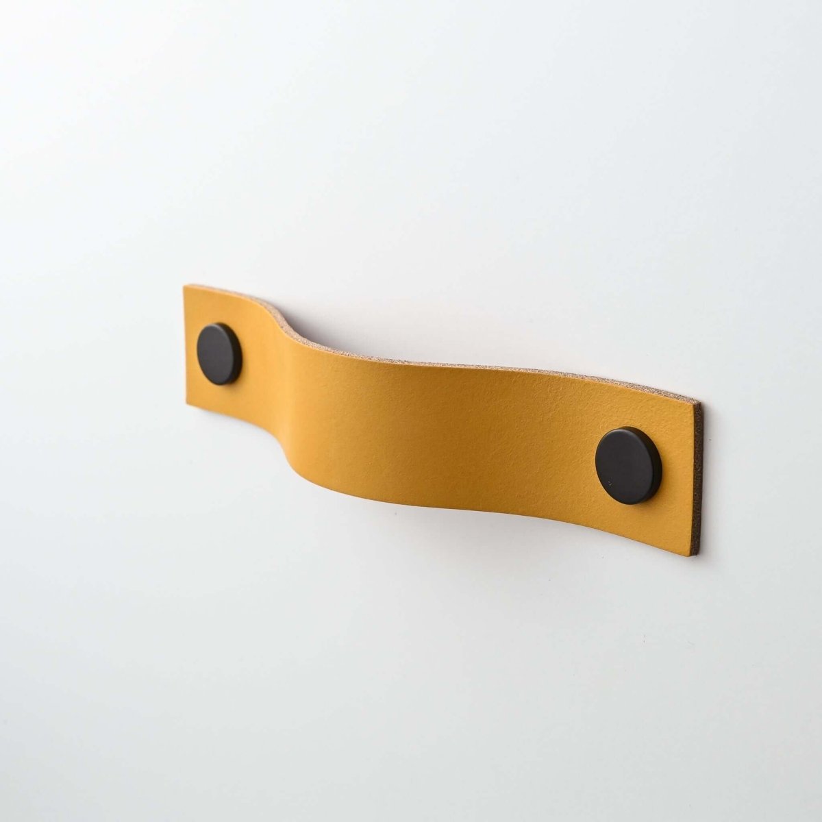 ochre large straight handle leather drawer pulls, leather cabinet pulls, leather pulls, Ledergriffe, poignees cuir