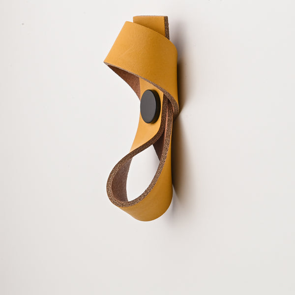 ochre small ribbons leather drawer pulls, leather cabinet pulls, leather pulls, Ledergriffe, poignees cuir