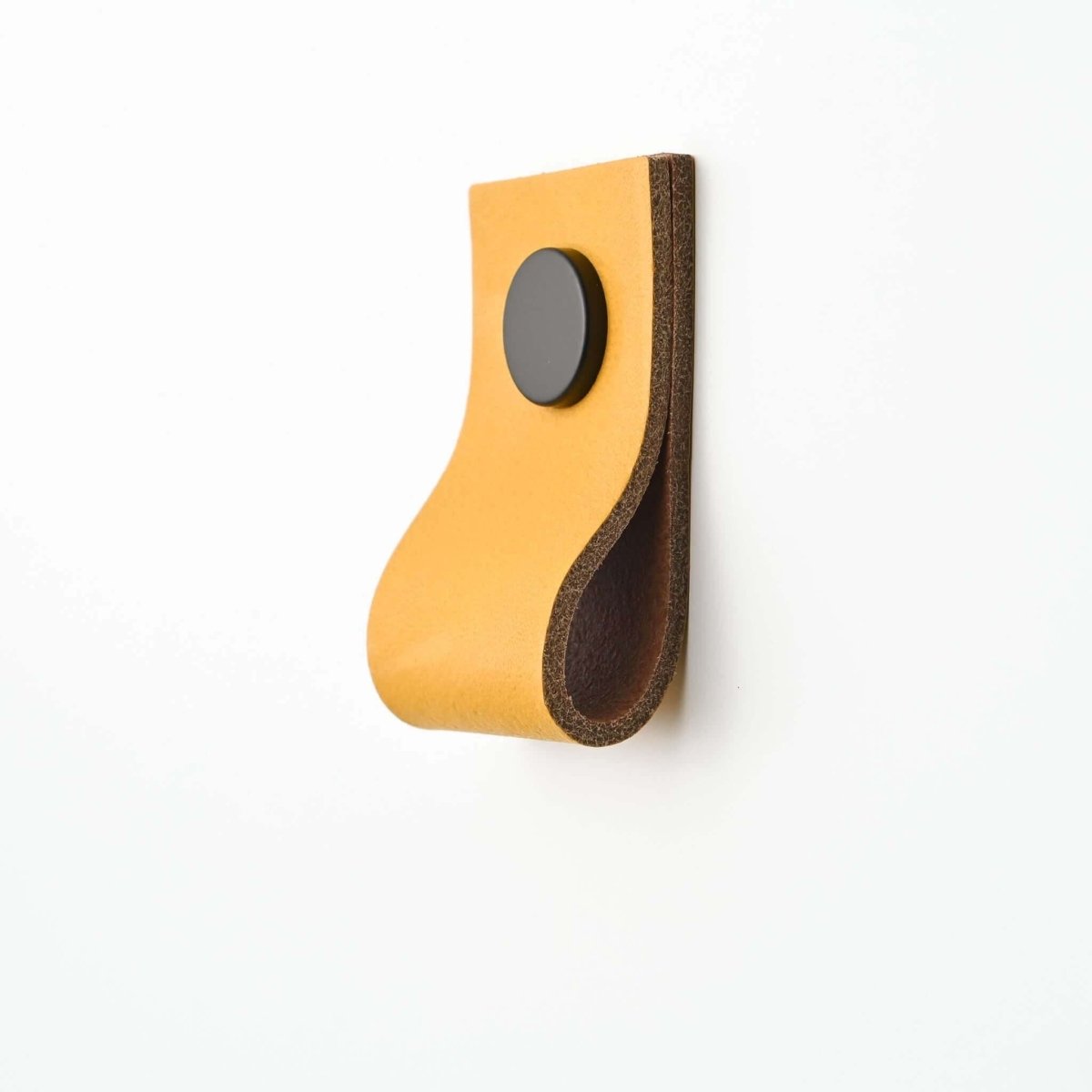 ochre wide small straight leather drawer pulls, leather cabinet pulls, leather pulls, Ledergriffe, poignees cuir