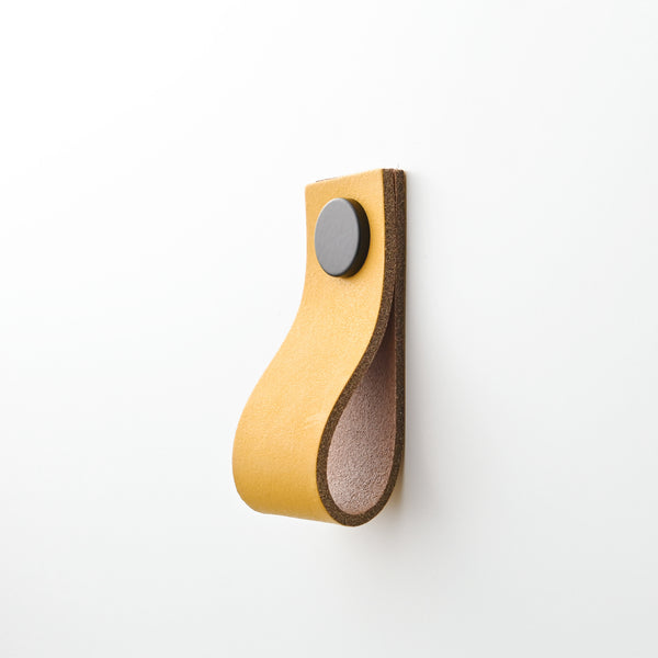ochre wide straight leather drawer pulls, leather cabinet pulls, leather pulls, Ledergriffe, poignees cuir