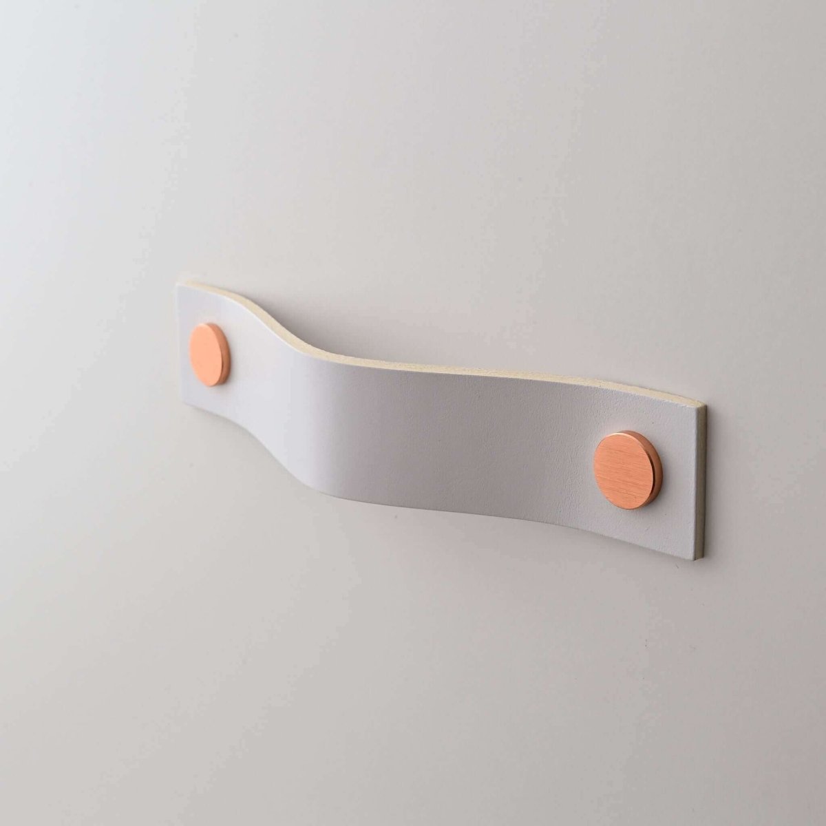 white large straight handle leather drawer pulls, leather cabinet pulls, leather pulls, Ledergriffe, poignees cuir