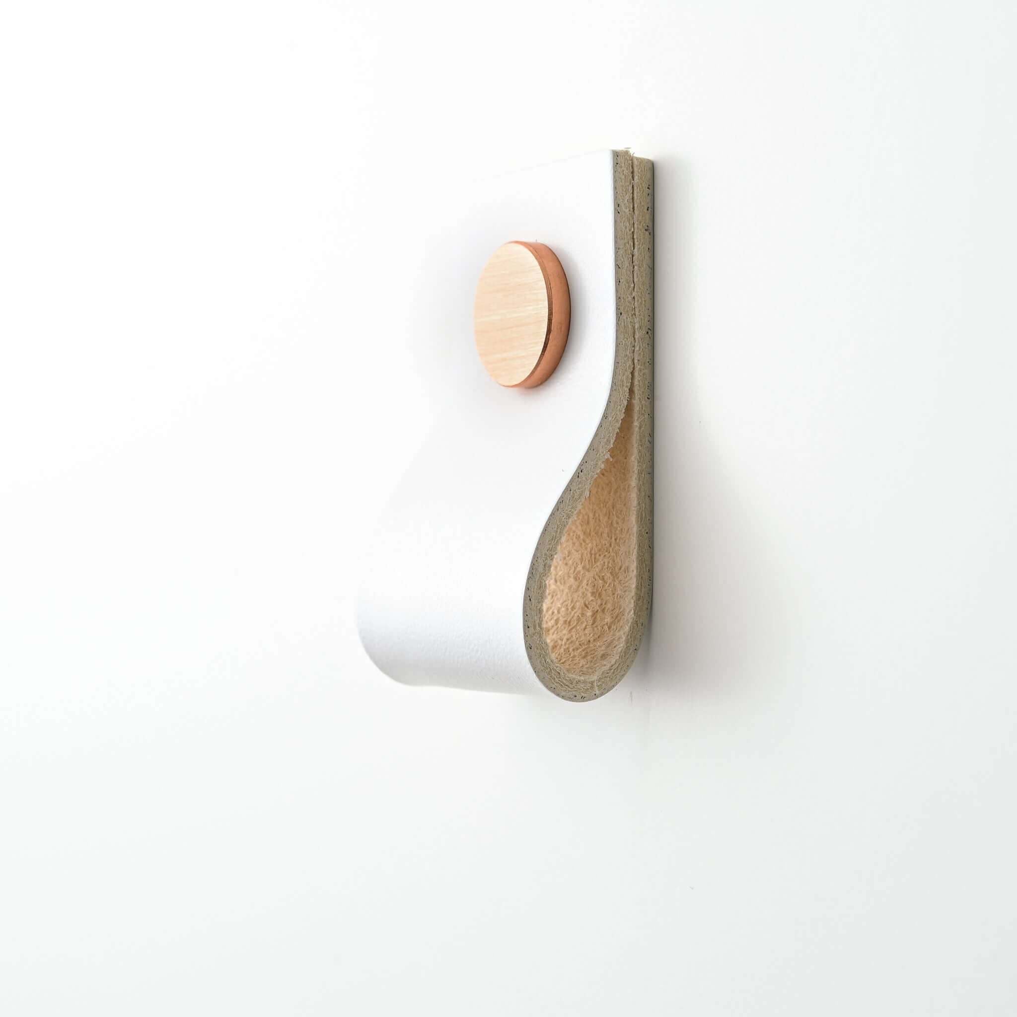 witte brede kleine rechte lederen ladegrepen, lederen kastgrepen, lederen grepen, Ledergriffe, poignees cuir